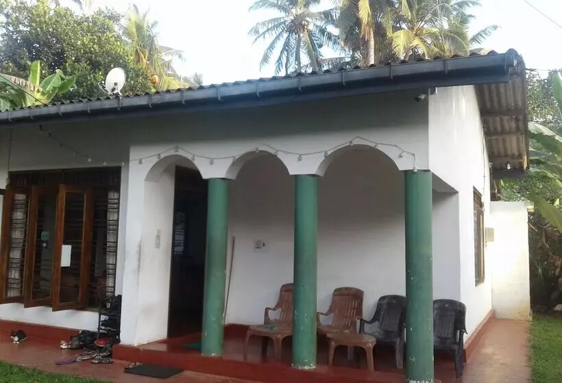 هتل Hikka Train Hostel