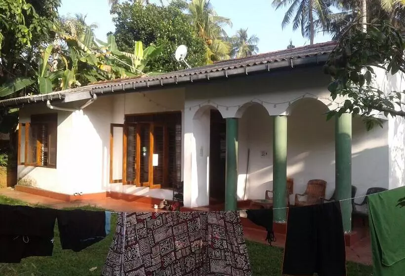 هتل Hikka Train Hostel