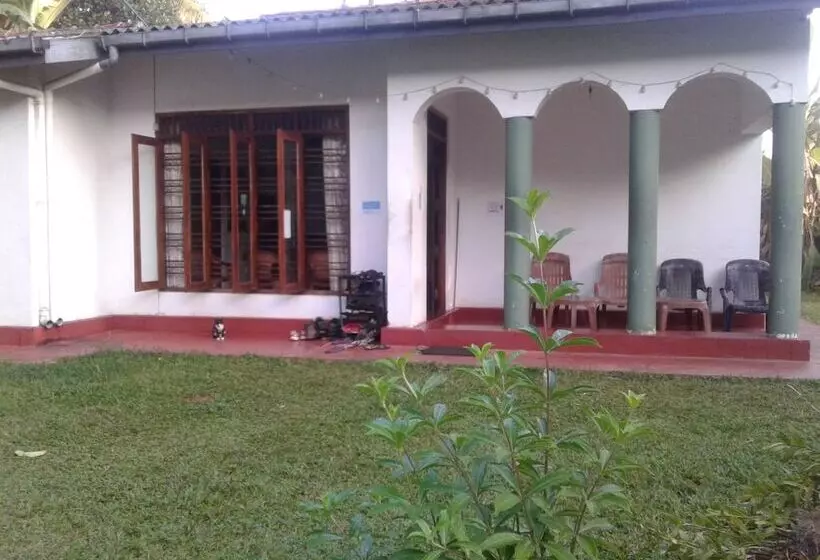 هتل Hikka Train Hostel