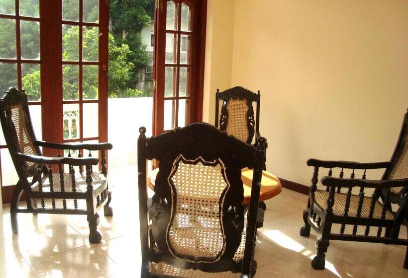 Hotel Layathraa Kandy