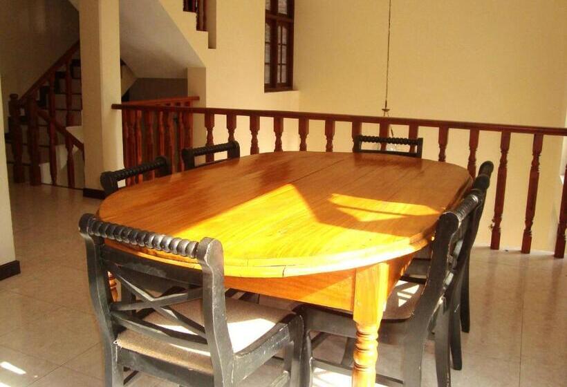 Hotel Layathraa Kandy