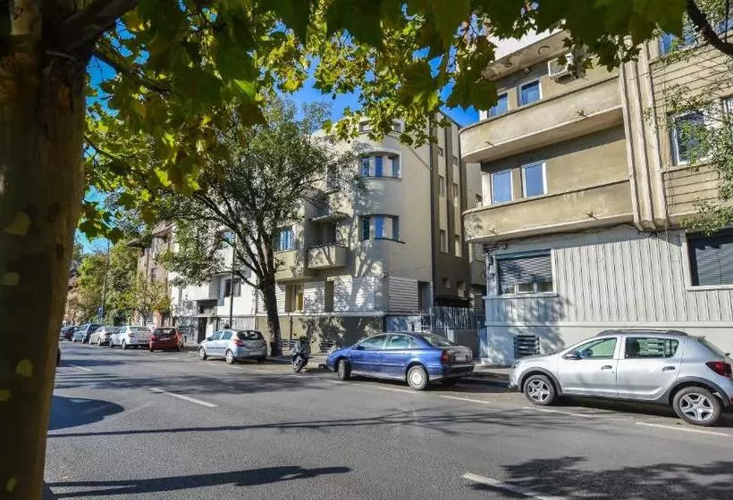 هتل Parliament & River View Apartments