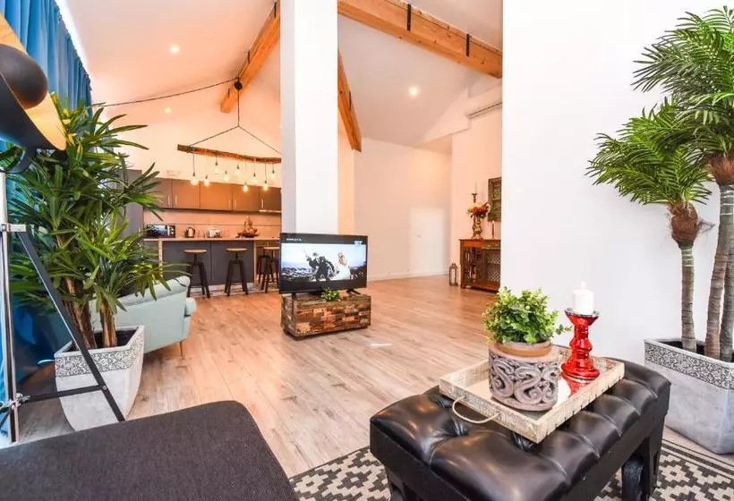 هتل Parliament & River View Apartments