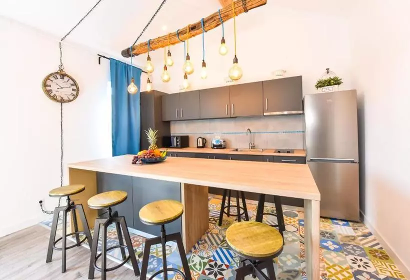 هتل Parliament & River View Apartments