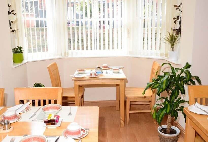 هتل Pinewood House