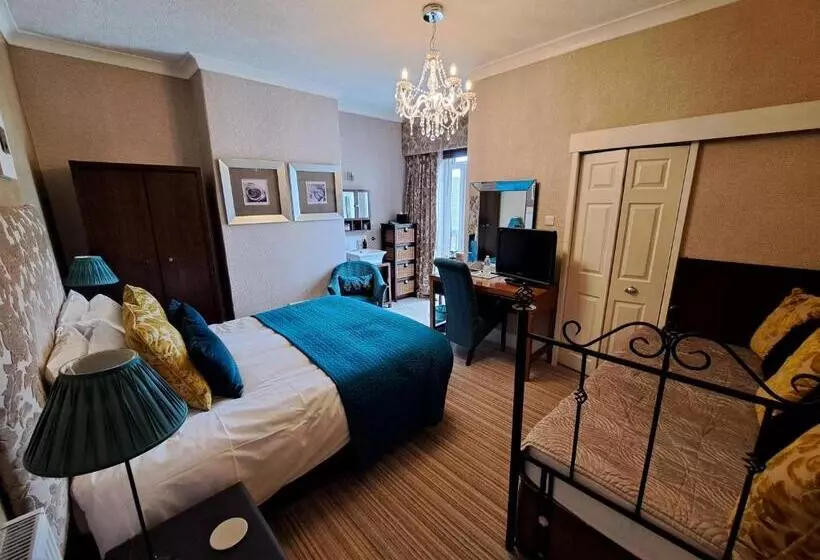 Hotelli The Ambassador Townhouse