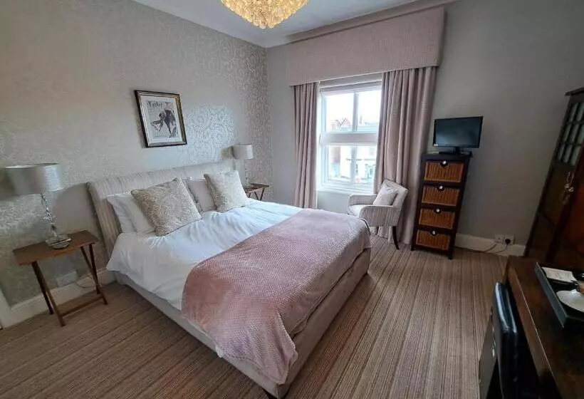 Hotelli The Ambassador Townhouse