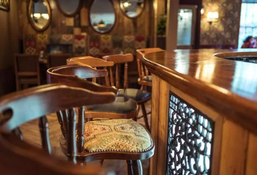 Hotelli The Greyhound Inn