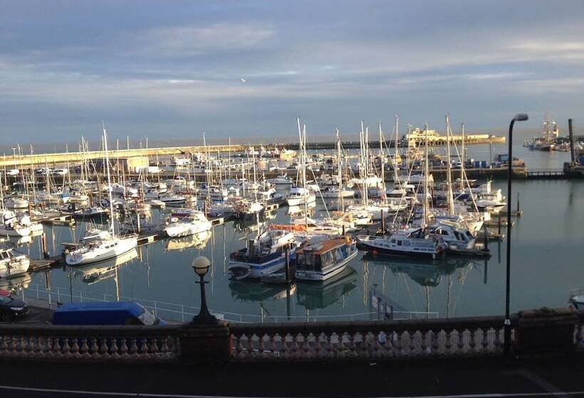 Отель The Little Tree Boutique B&b