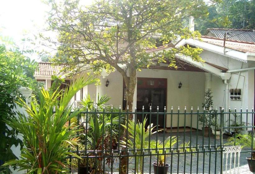 Hotel Layathraa Kandy