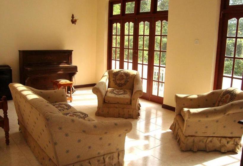 Hotel Layathraa Kandy