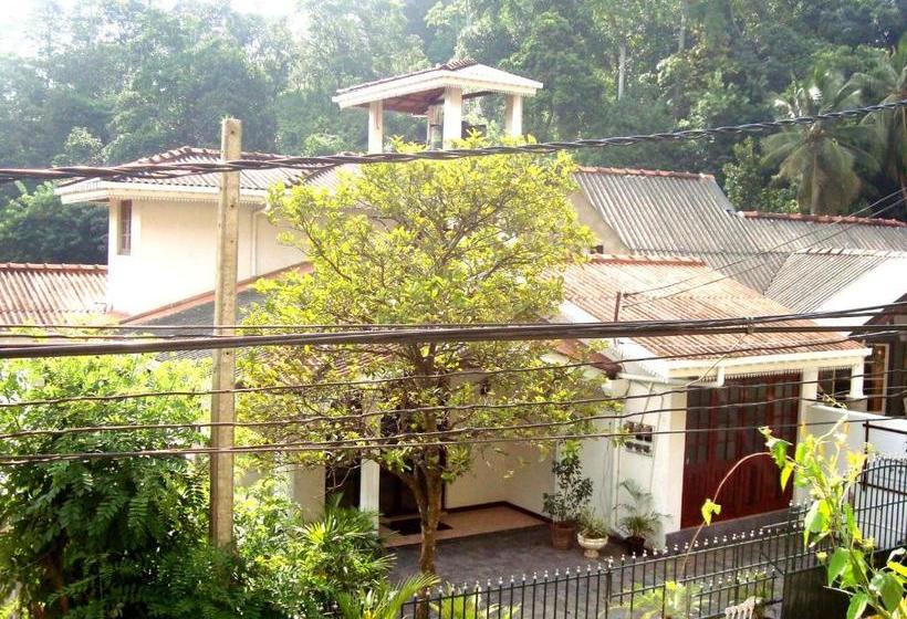 Hotel Layathraa Kandy