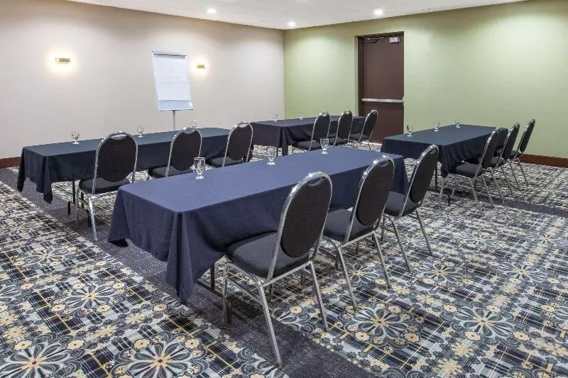 ホテル Days Inn & Suites By Wyndham Grand Rapids Near Downtown