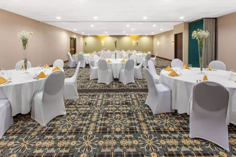 ホテル Days Inn & Suites By Wyndham Grand Rapids Near Downtown