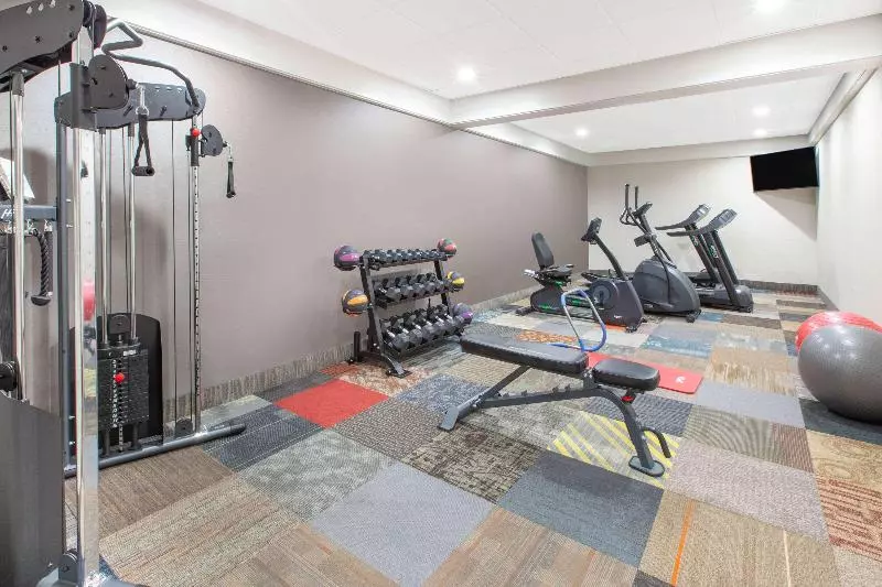 ホテル Days Inn & Suites By Wyndham Grand Rapids Near Downtown