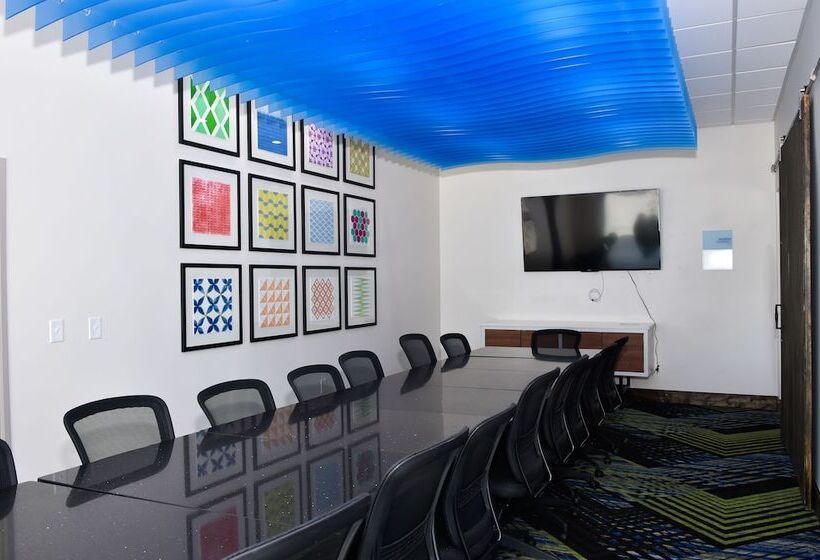 Отель Holiday Inn Express & Suites   Bensenville   O Hare, An Ihg