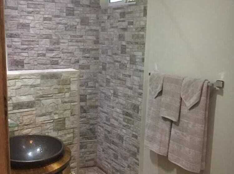 هتل Jungle Reef Inn