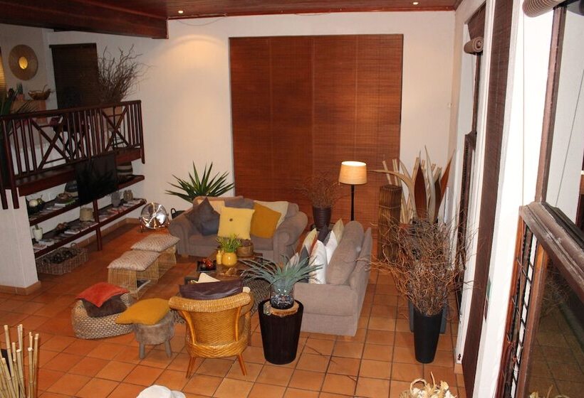 בית מלון כפרי Ulwazi Rock Lodge