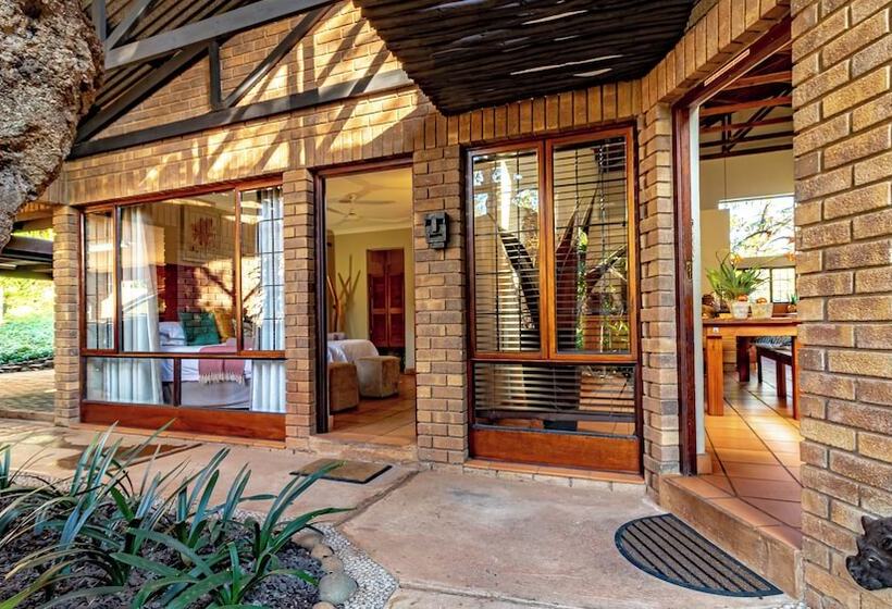 בית מלון כפרי Ulwazi Rock Lodge