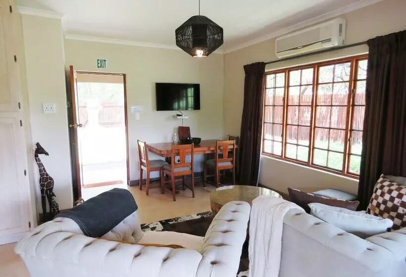 هتل Wild Dog Guest Lodge