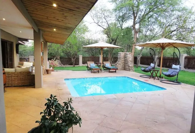 هتل Wild Dog Guest Lodge