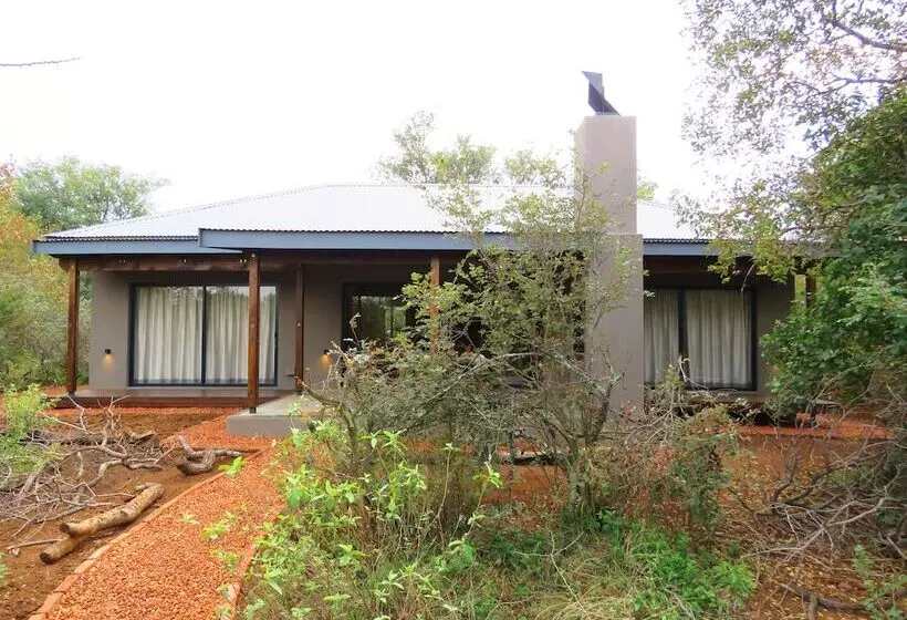 هتل Wild Dog Guest Lodge
