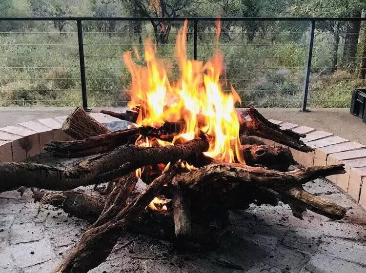 هتل Wild Dog Guest Lodge