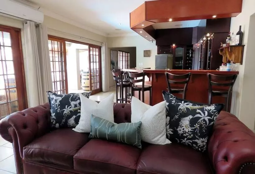 هتل Wild Dog Guest Lodge