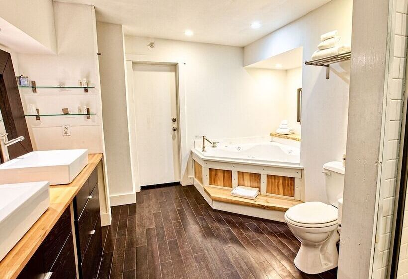 Отель The Haus On Mirror Lake