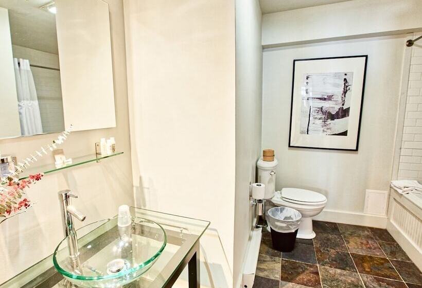 Отель The Haus On Mirror Lake