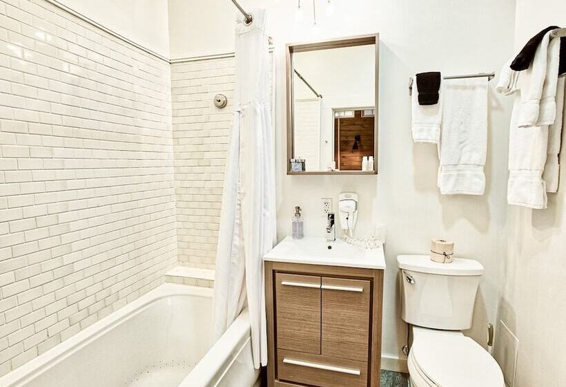 Отель The Haus On Mirror Lake