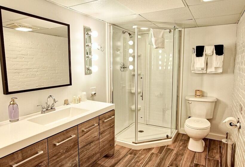 Отель The Haus On Mirror Lake