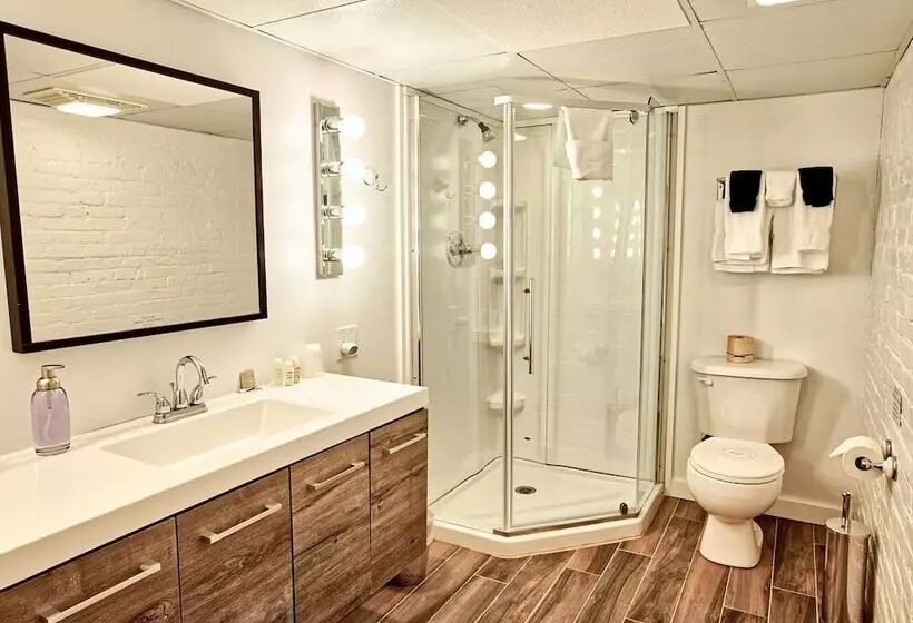 ホテル The Haus On Mirror Lake