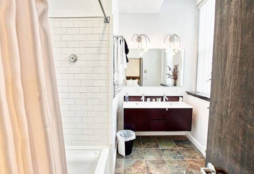 Отель The Haus On Mirror Lake