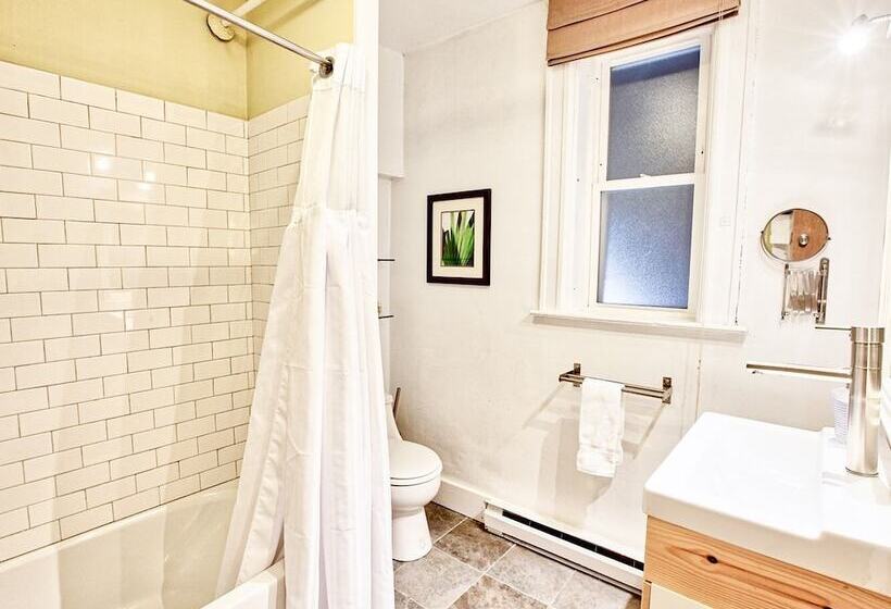 Отель The Haus On Mirror Lake