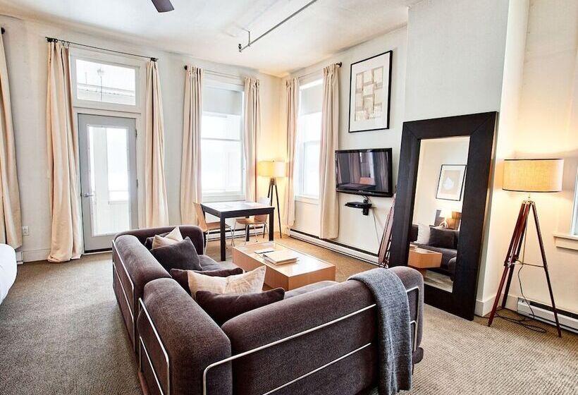 Отель The Haus On Mirror Lake