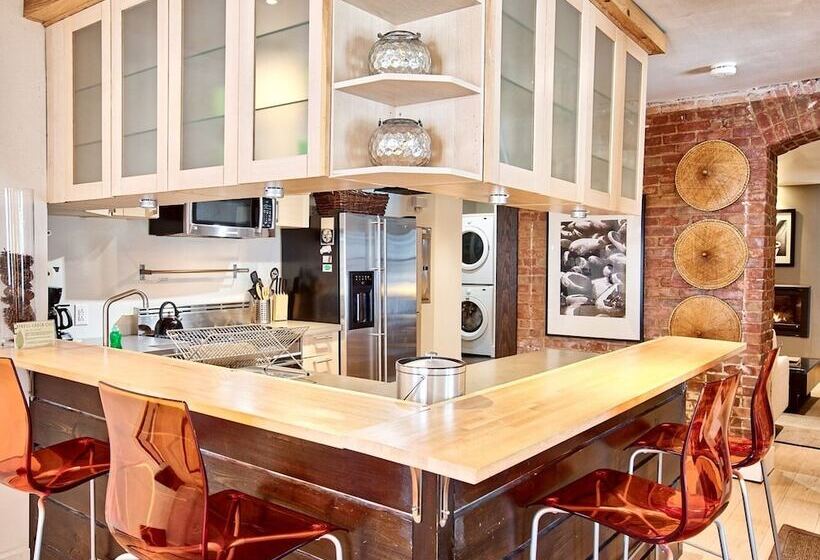 Отель The Haus On Mirror Lake