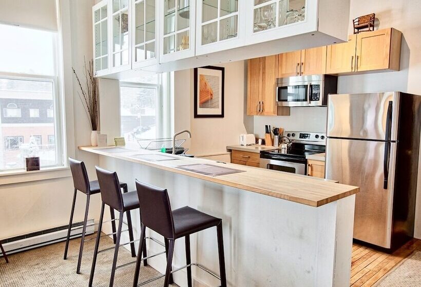 Отель The Haus On Mirror Lake