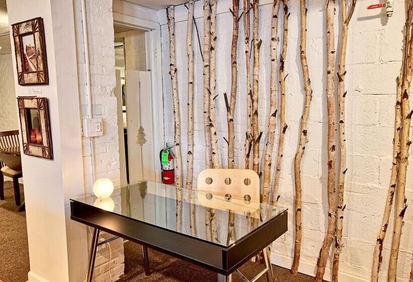 Отель The Haus On Mirror Lake