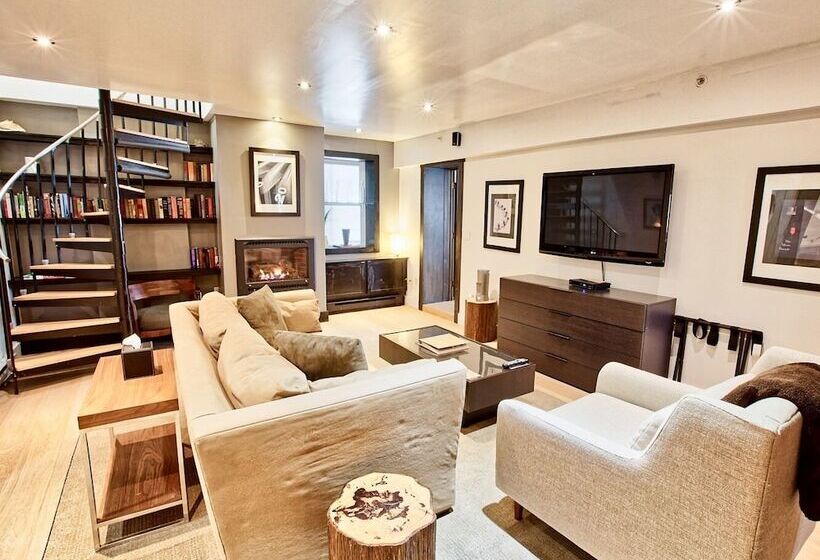 Отель The Haus On Mirror Lake