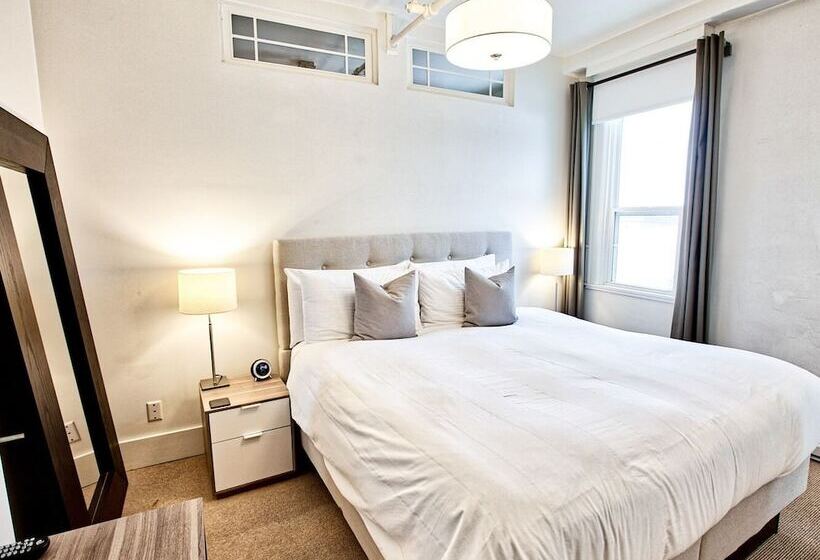 Отель The Haus On Mirror Lake