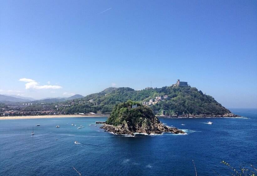 فندق Far Out Inn