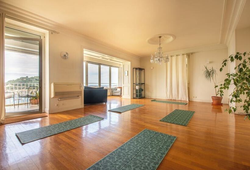 فندق Far Out Inn