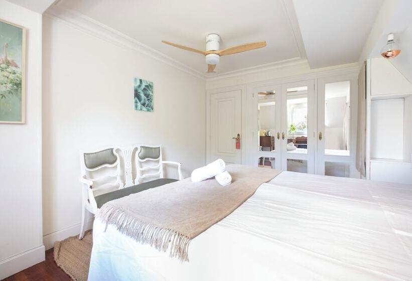 فندق Far Out Inn