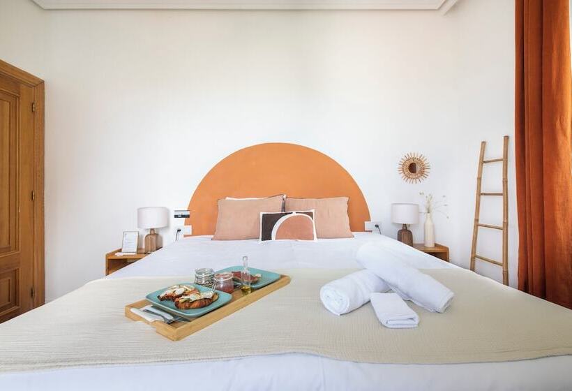 فندق Far Out Inn