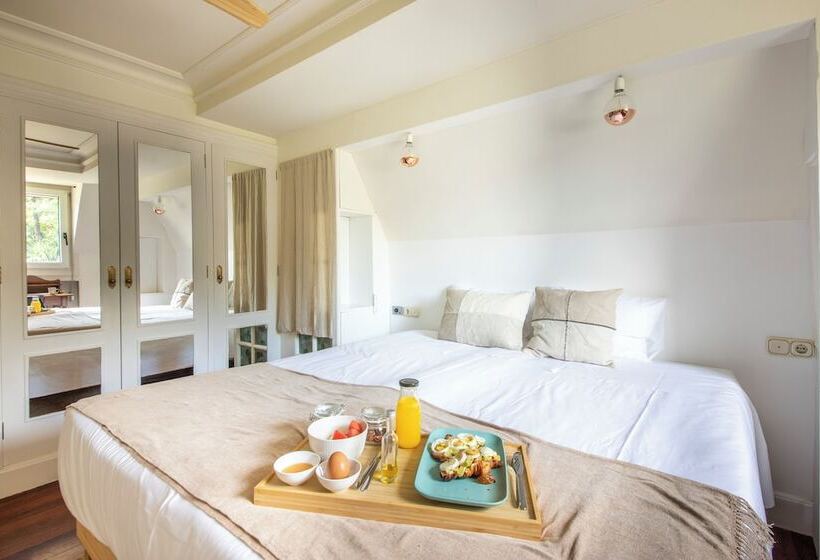 فندق Far Out Inn