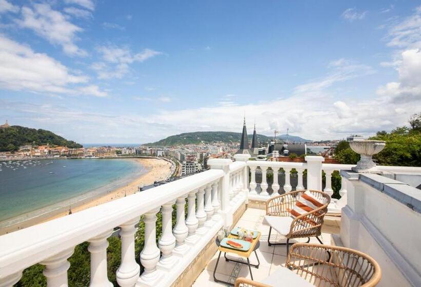 فندق Far Out Inn