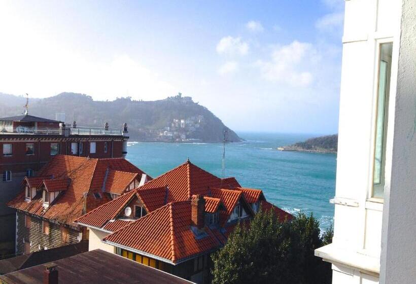 فندق Far Out Inn