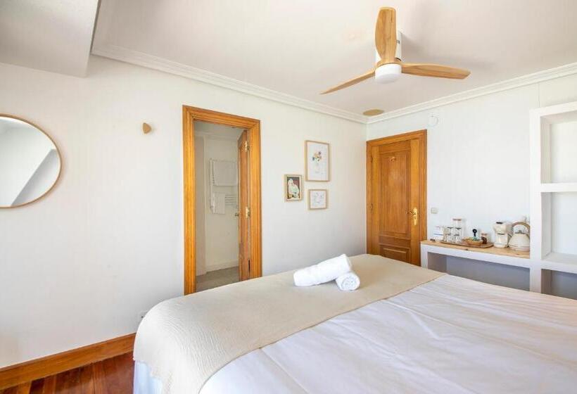 فندق Far Out Inn