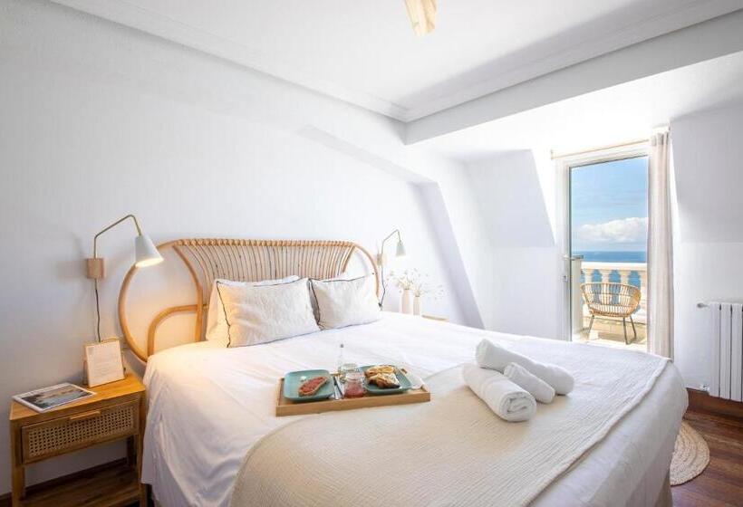 فندق Far Out Inn